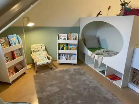 Gemütliche Leseecke im Kinderzimmer mit Bücherregal