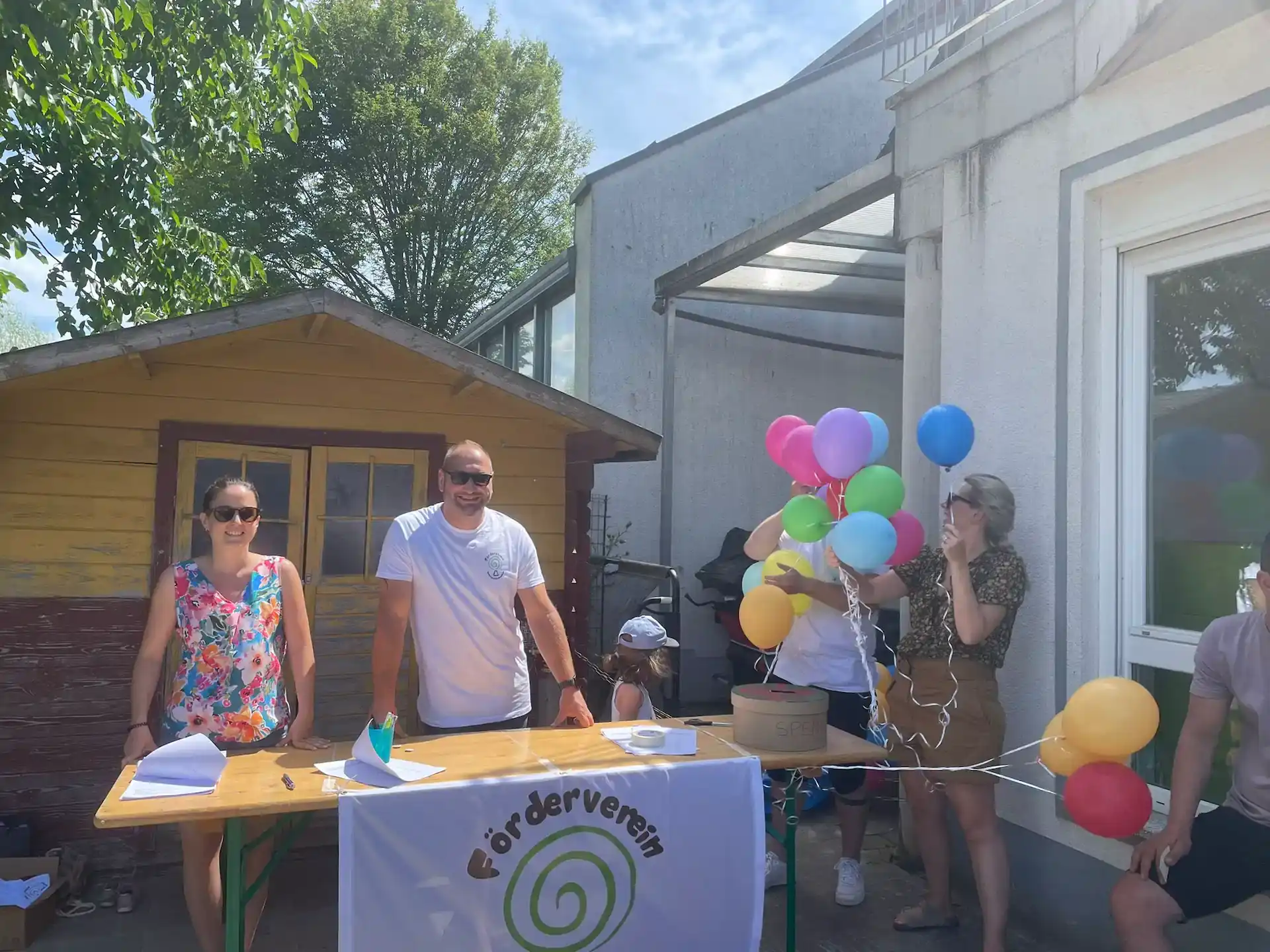 Sommerfest mit Luftballons und Förderverein-Stand im Freien